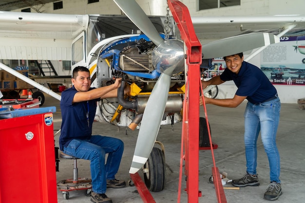 4 novembre 2021, Shell, Pastaza, Équateur. Mécaniciens travaillant sur un avion léger dans la région amazonienne de l'Équateur