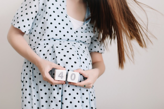 40 semaines de grossesse. Femme enceinte touchant le ventre. Heureuse femme grossesse, maternité, soins du corps. J'attends un bébé à venir.