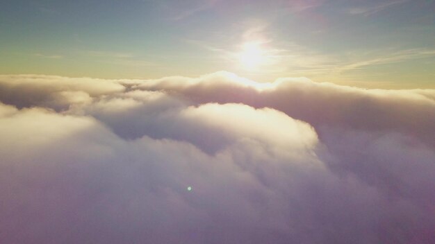 4K Drone vole dans les nuages Vol à travers les nuages pendant le lever du soleil vue de dessus des nuages depuis le drone Parc national Shipit Karpat Carpates Pylypets Ukraine