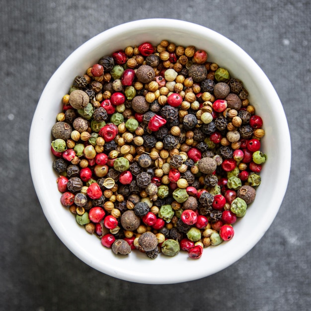 5 épices au poivre poivre rouge, noir, vert et blanc, coriandre collation d'aliments frais et sains