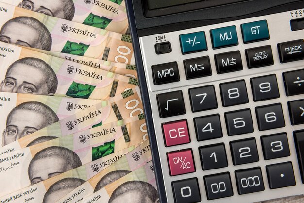 500 factures de hryvnia avec calculatrice en arrière-plan. Fermer. Vue de dessus