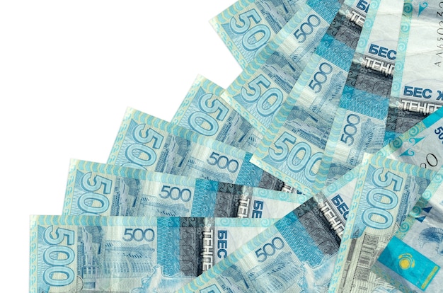 500 factures de tenge kazakh se trouve dans un ordre différent isolated on white