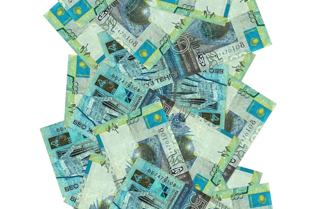 500 factures de tenge kazakhs volant vers le bas isolé sur blanc. De nombreux billets tombant avec espace copie blanche sur le côté gauche et droit