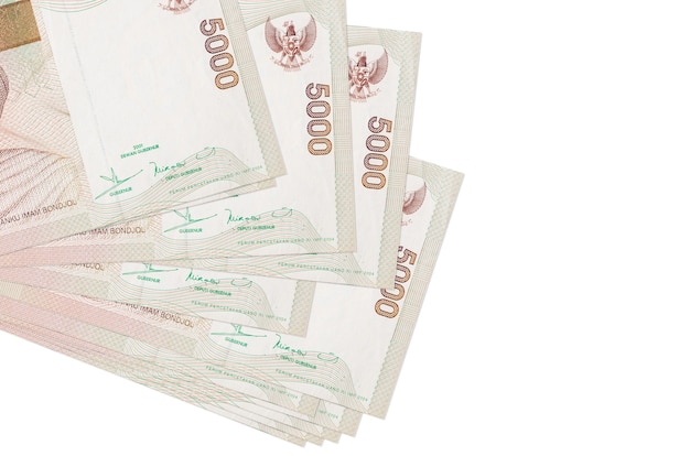 5000 billets de roupie indonésienne se trouve en petit groupe ou pack isolé sur blanc. Concept d'entreprise et d'échange de devises