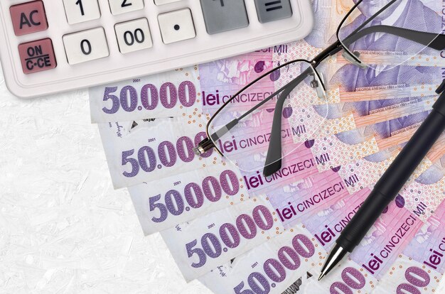 50000 leu roumain factures fan et calculatrice avec lunettes et stylo. Prêt commercial ou concept de saison de paiement des impôts. Planification financière