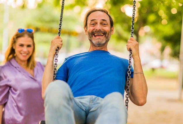 5059 ans relation de bonheur senior famille hispanique profiter de la vie couple avec une balançoire dans un parc