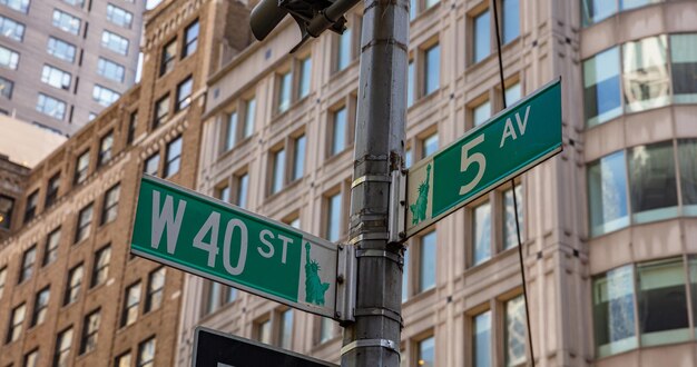 Photo 5th ave et w40 corner couleur verte des plaques de rue du centre-ville de manhattan new york