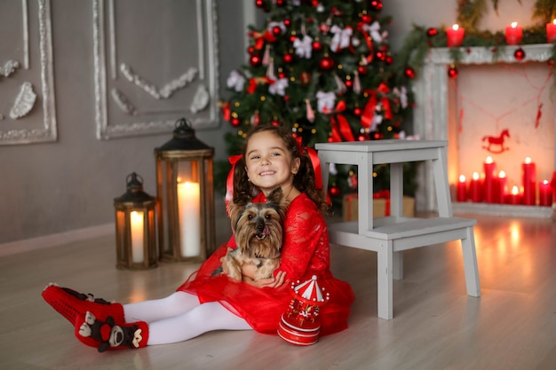 6-7 ans, la nuit de Noël, embrasse son animal de compagnie bien-aimé.