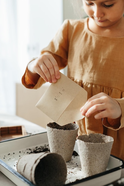 6 ans, fille, planter des herbes à la maison