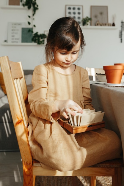 6 ans, fille, planter des herbes à la maison