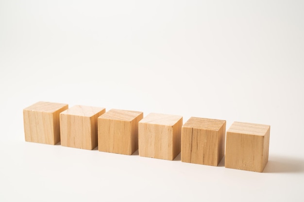 6 blocs de bois sur fond blanc