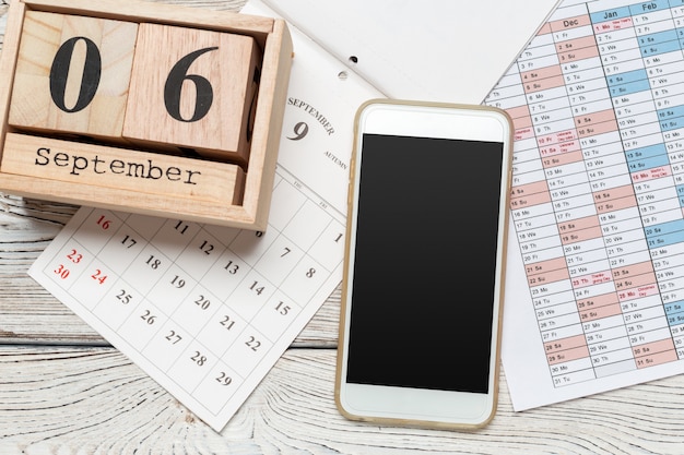 6 septembre. Image du calendrier en bois du 6 septembre sur une table en bois. Jour d'automne