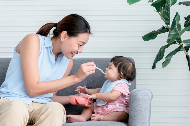 7 Mois Bébé Fille Manger Des Aliments Pour Bébés Que Sa Mère Nourrit