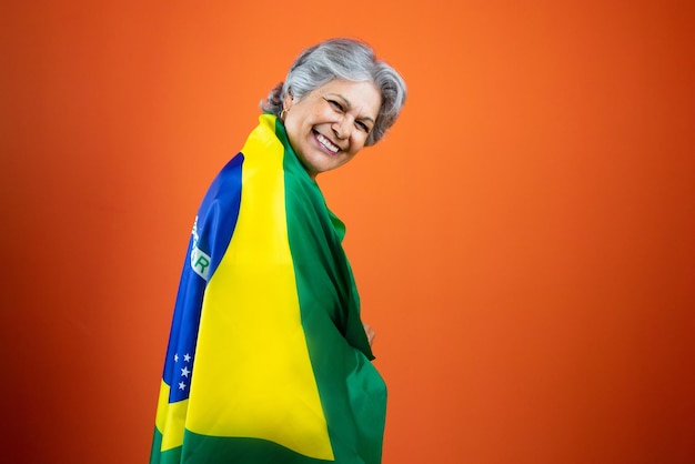 7 septembre, fête de l'indépendance du Brésil, femme mature avec lièvre gris tenant le drapeau du Brésil