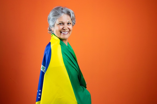 7 septembre, fête de l'indépendance du Brésil, femme mature avec lièvre gris tenant le drapeau du Brésil