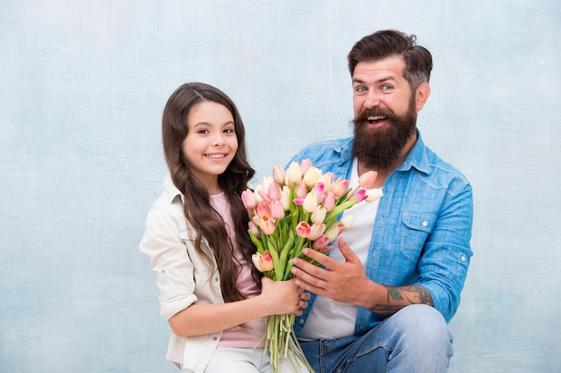 8 mars Tulipes pour fille Homme bouquet de tulipes Père donnant des tulipes fille Papa avec des fleurs Anniversaire Journée internationale de la femme Fleuriste Tradition familiale Chercher la féminité