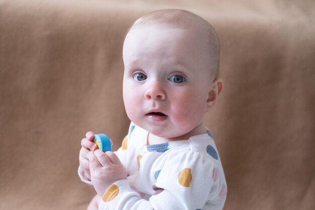 8 Mois Caucasien Bébé Fille Jouant Avec Un Jouet à La Maison