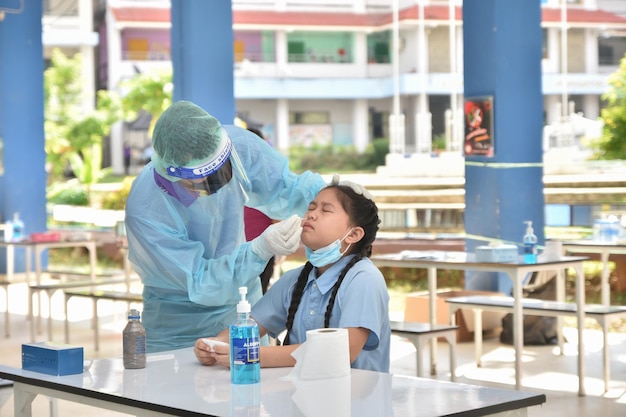 9 novembre 2021 ; Chiang Rai, Thaïlande : les enseignants utilisent des kits d'antigènes d'autotest rapide. (atk)Test Covid-19 pour les étudiants