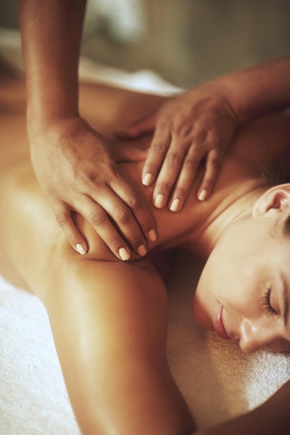 Ça ne devient plus relaxant Photo d'une jeune femme profitant d'un massage du dos