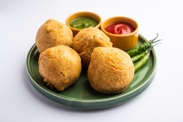 Aalu bonda est un pakora indien ou batata vada servi avec du ketchup