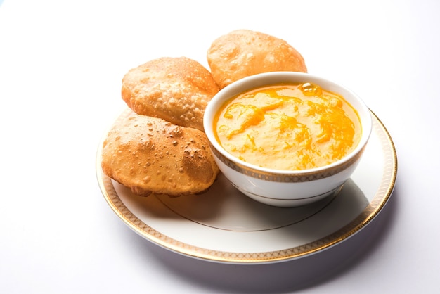 Aam Ras Puri OU pulpe de mangue Alphonso avec Poori frit, mise au point sélective