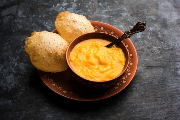 Aam Ras Puri Ou Pulpe De Mangue Alphonso Avec Poori Frit, Mise Au Point Sélective