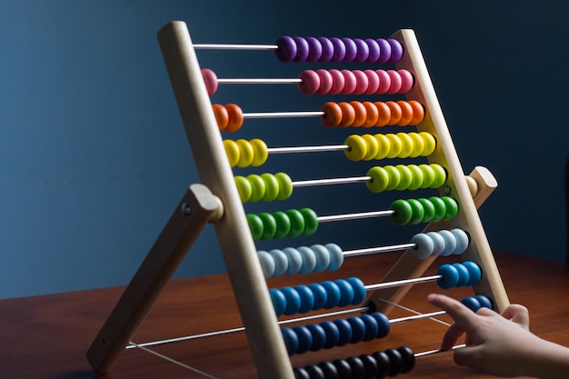 Abacus avec perles colorées sur fond bleu, gros plan, compte l'apprentissage des enfants, cours de mathématiques pour enfants.