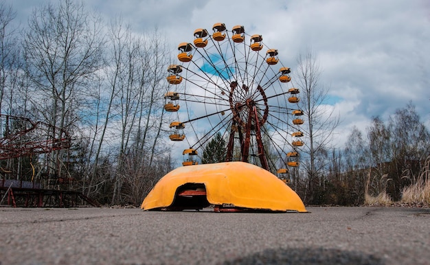 Abadonrd grande roue dans la ville fantôme de Pripyat dans la zone d'exclusion de Tchernobyl Ukraine