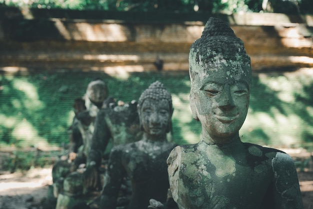 Photo abandonner la sculpture de bouddha brisée dans le temple