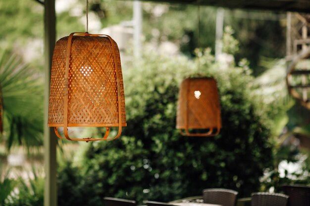 Abat-jour en osier dans un café de rue en plein air décoratif vintage