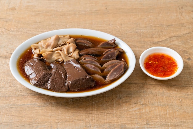 abats de canard cuits dans une soupe brune - style de cuisine asiatique
