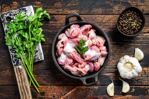 Abats de poulet oiseau cru cru gésiers, estomacs dans une casserole