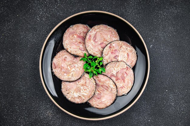 abats viande saucisse porc Andouille porc estomac cou de porc abats repas collation sur la table