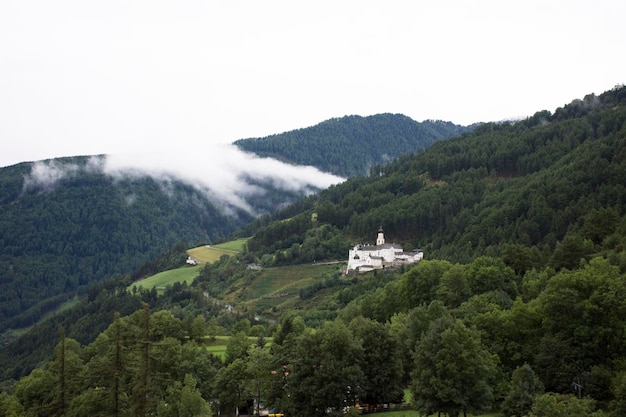 Abbaye de Marienberg ou Abtei Marienberg ou Abbazia Monte Maria sur la montagne à Malles Venosta dans le val Venosta dans le TrentinoAlto Adige Italie