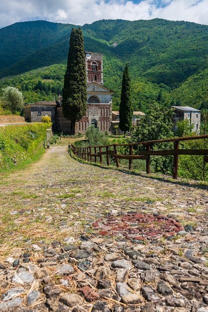 L'abbaye Saint-André de Borzonasca est un ancien lieu de culte déclaré monument national.