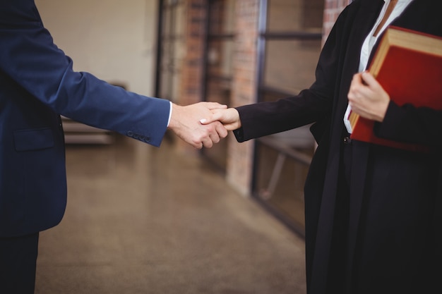 Abdomen de l'avocat handshaking avec le client