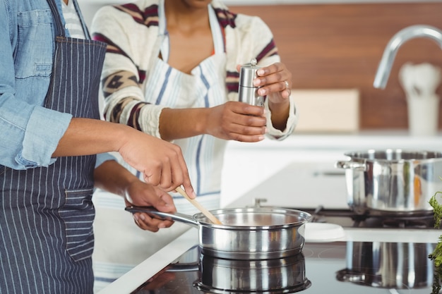 Abdomen du couple cuisine ensemble dans la cuisine