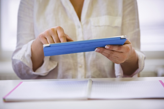 Abdomen de l'exécutif à l'aide d'une tablette numérique au bureau