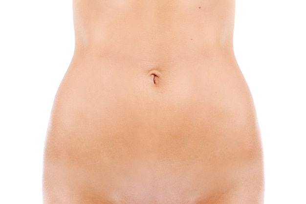 abdomen féminin sur fond blanc