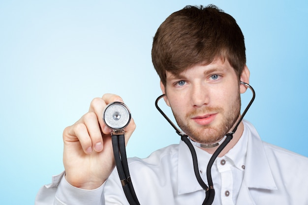 Abdomen d'un médecin tenant un stéthoscope