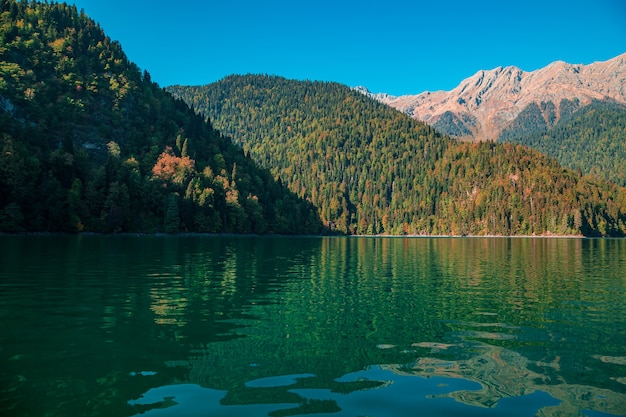 Abkhazie, le célèbre lac Ritsa. Lac turquoise clair pittoresque et majestueux.