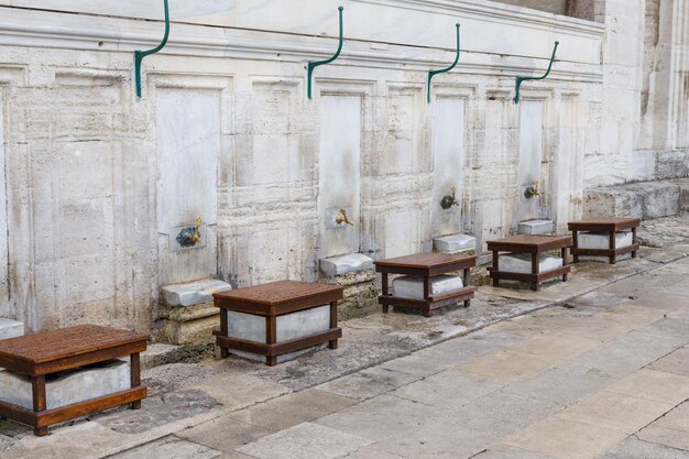 Photo ablution avant de visiter une mosquée turque