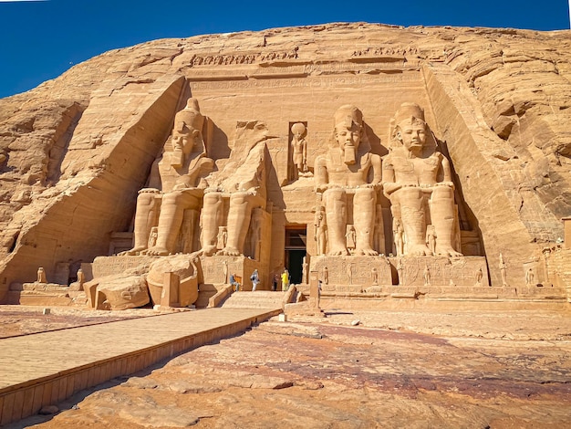 Abou Simbel un rocher en Nubie deux anciens temples égyptiens de l'époque de Ramsès II