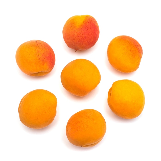 Abricot fruit isolé sur fond blanc. Aliments sains utiles avec des vitamines après l'exercice. Régime, perte de poids. Sport. Mise à plat, vue de dessus