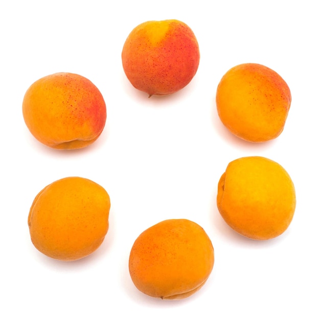 Abricot fruit isolé sur fond blanc. Aliments sains utiles avec des vitamines après l'exercice. Régime, perte de poids. Sport. Mise à plat, vue de dessus