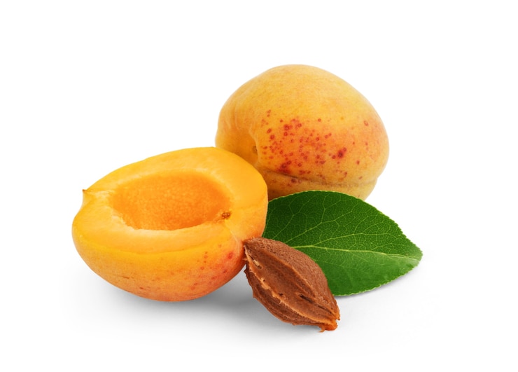 Photo abricot isolé. fruits d'abricot frais coupés isolés sur fond blanc, avec un tracé de détourage