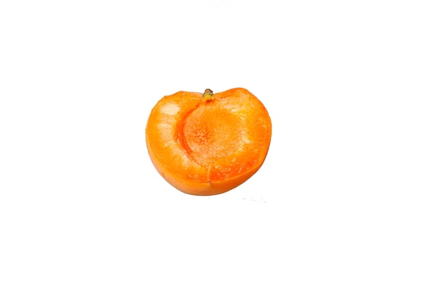 Abricot en tranches unique isolé sur fond blanc