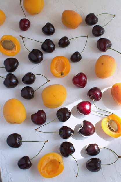 Abricots et cerises isolés sur blanc Fruits d'été et baies