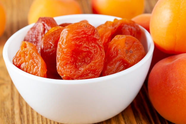 Abricots doux oranges sur la table dans la cuisine