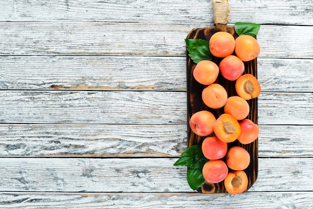 Photo abricots sur un fond en bois blanc vue de dessus de style rustique espace libre pour votre texte